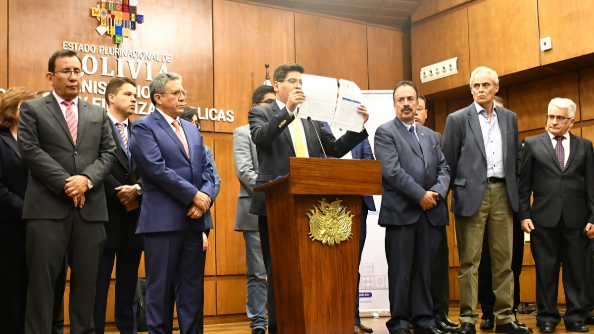 imagen de cuando el Gobierno y los empresarios firmaron un acuerdo de 10 puntos. Foto: MEFP