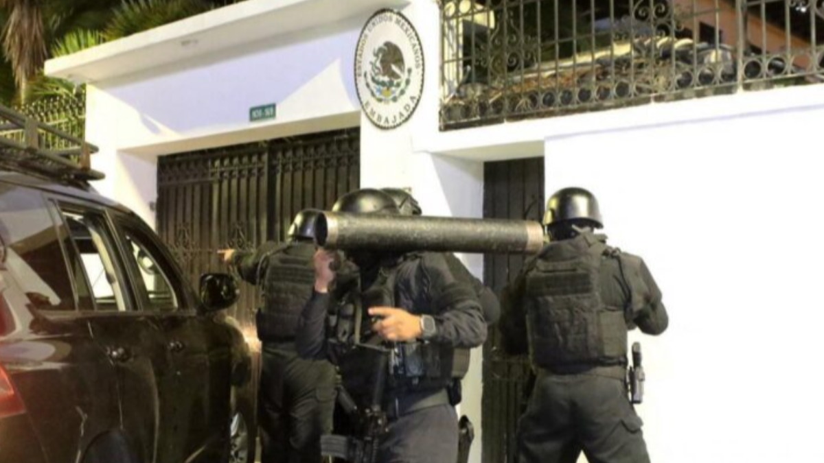 La policía de Ecuador ingresó violentamente a la Embajada de México en Quito. Foto: Internet