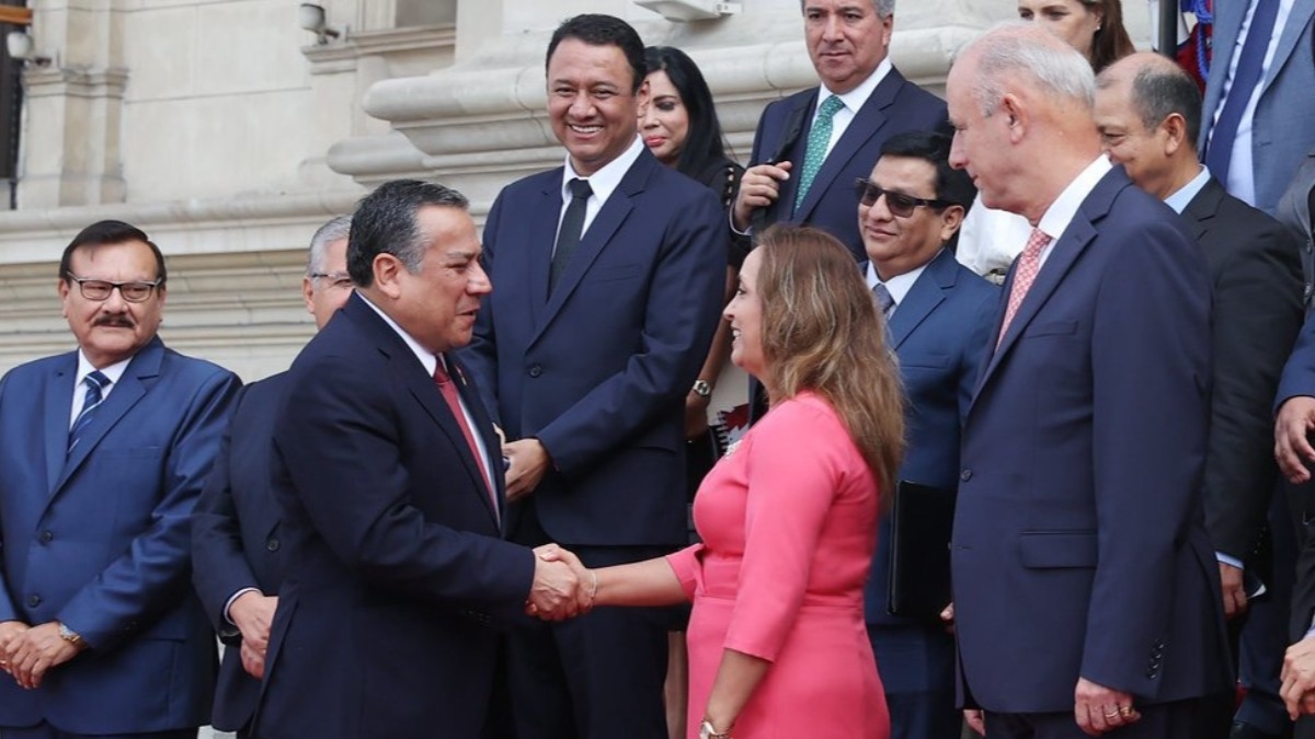 La presidenta de Perú, Dina Boluarte, acompaña a los ministros a la presentación del gabinete ministerial ante el Congreso andino.  Foto: Presidencia Perú