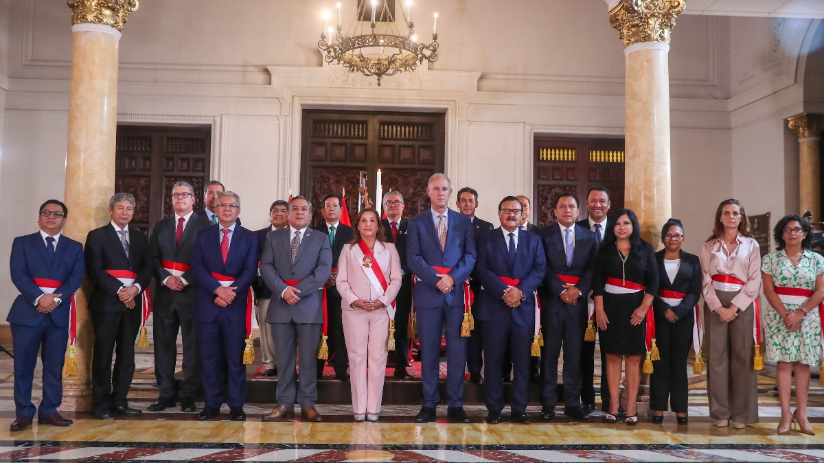 La presidenta de Perú, Dina Boluarte, toma juramento de los nuevos ministros.     Foto: PRESIDENCIA DE PERÚ