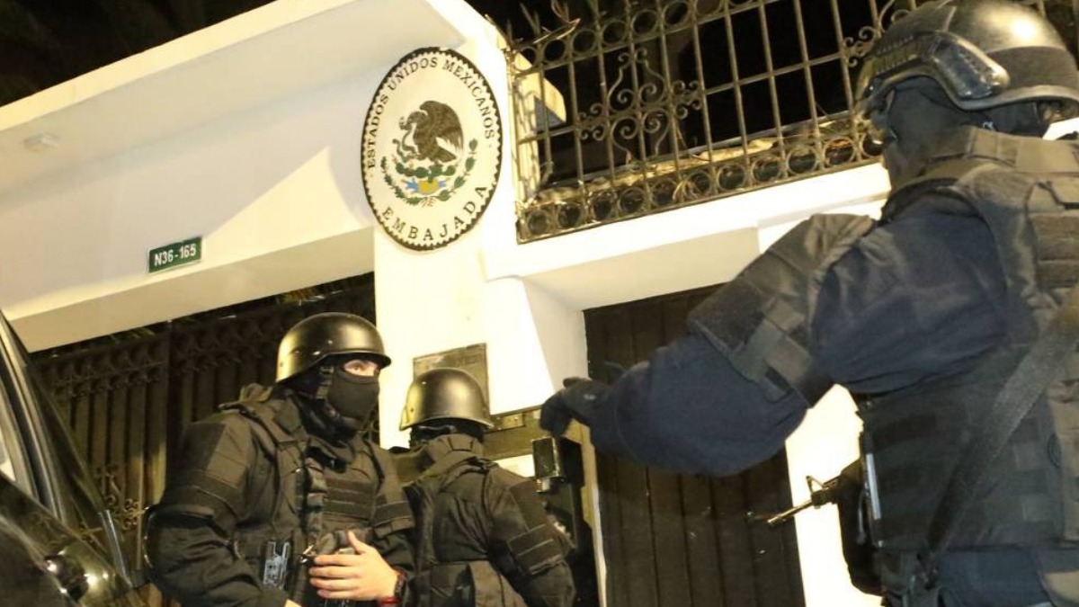 Policía ecuatoriana en la Embajada de México. Foto: API