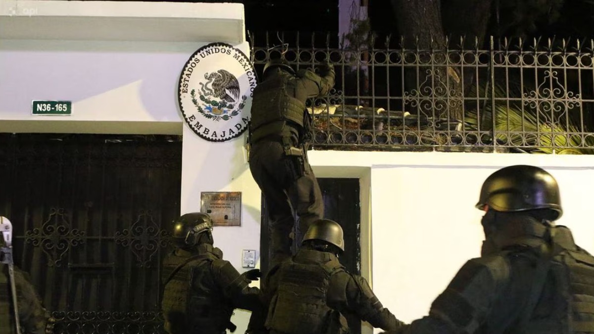 Policías de Ecuador irrumpió la embajada de México en Quito, Ecuador. Foto: Internet