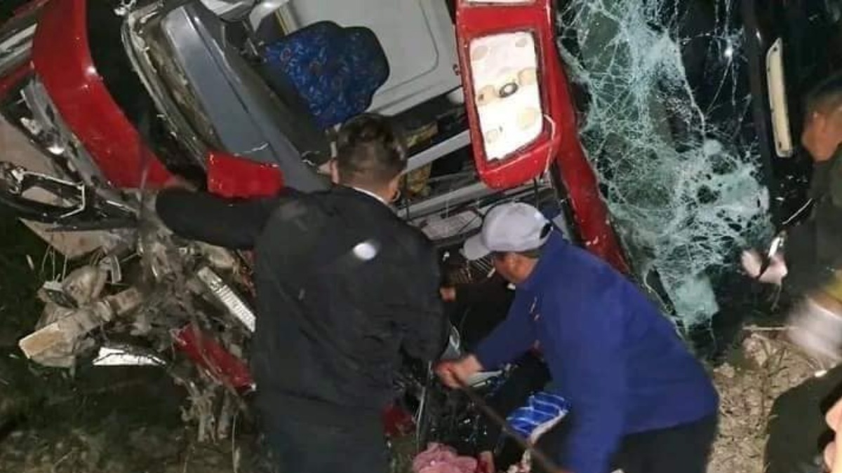 Rescate de pasajeros tras el accidente. Foto: RRSS
