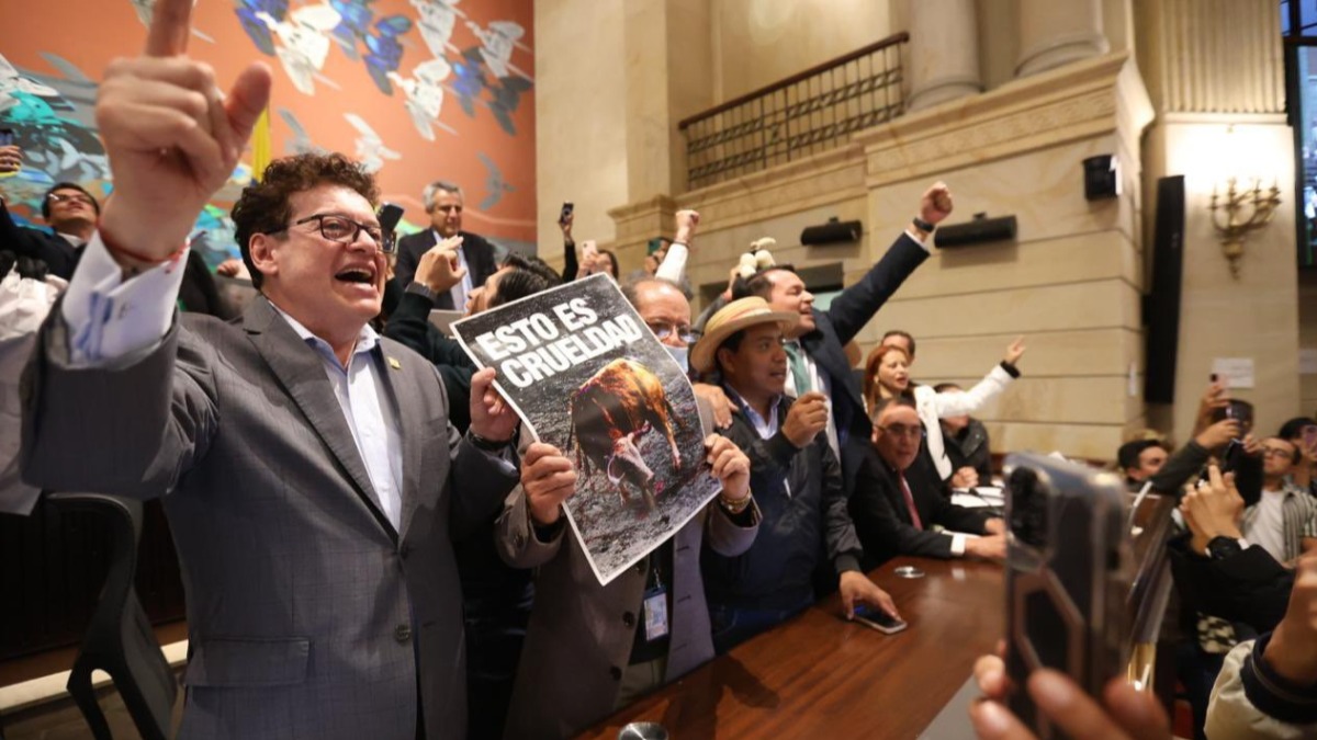 Celebración en el Congreso de Colombia tras la aprobación del proyecto de ley que prohíbe las corridas de toro.