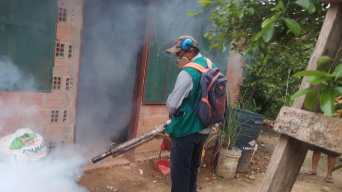Fumigación para evitar el criadero de mosquitos que transmiten el dengue. Foto: Internet