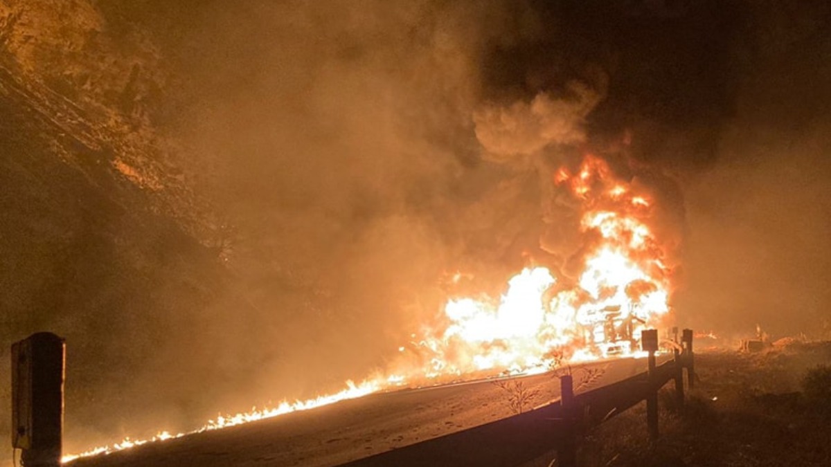 Incendio descontrolado por choque entre una cisterna y un camión en la carretera Oruro-Cochabamba. Foto: GEOS