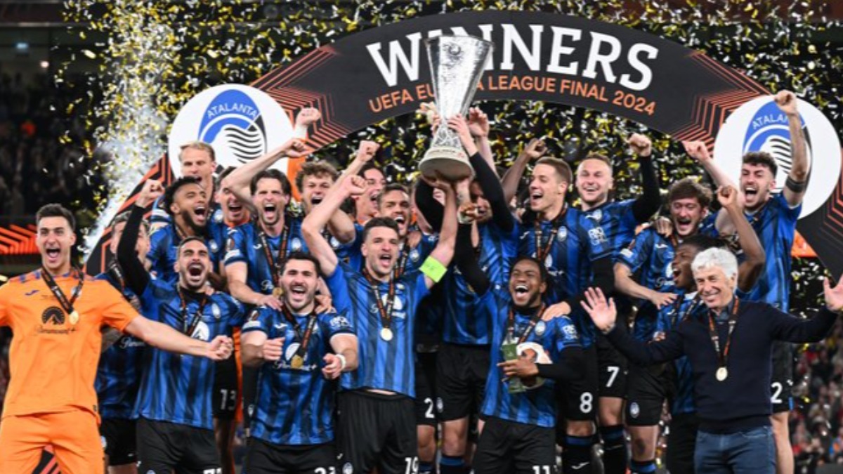 Jugadores del Atalanta BC levantan la copa de la Europa League.