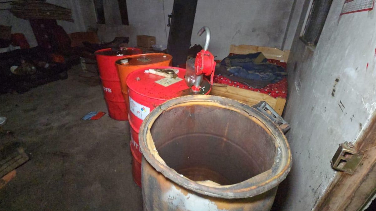 Un garaje clandestino era el lugar donde se encontró seis cisternas. Foto: ANH