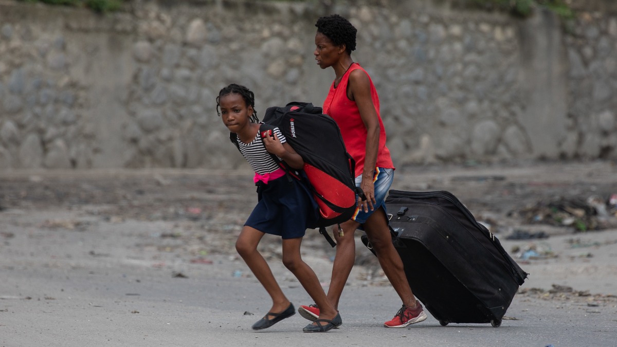 Una niña con su madre en Haití.       Foto: Europa Press