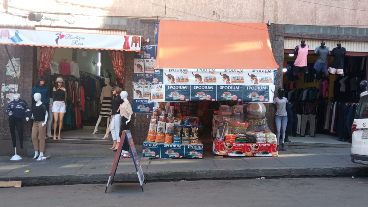 Venta de ropa usada en el mercado Rodríguez. Foto: ANF.