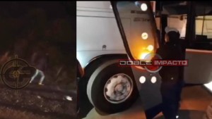 Bus interdepartamental es atacado con piedras por encapuchados en carretera Oruro-Cochabamba