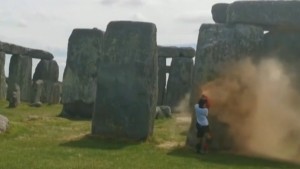 Activistas ecologistas rocían con pintura el monumento megalítico de Stonehenge, en Reino Unido