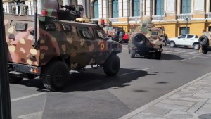 Militares con pasamontañas y tanquetas toman la plaza Murillo de La Paz