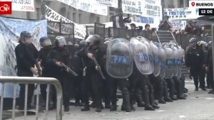 Policía argentina carga contra miles de manifestantes a las puertas del Congreso