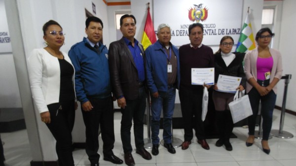 Fiscal departamental de La Paz recibe reconocimiento de la Comibol. Foto: Fiscalía de La Paz