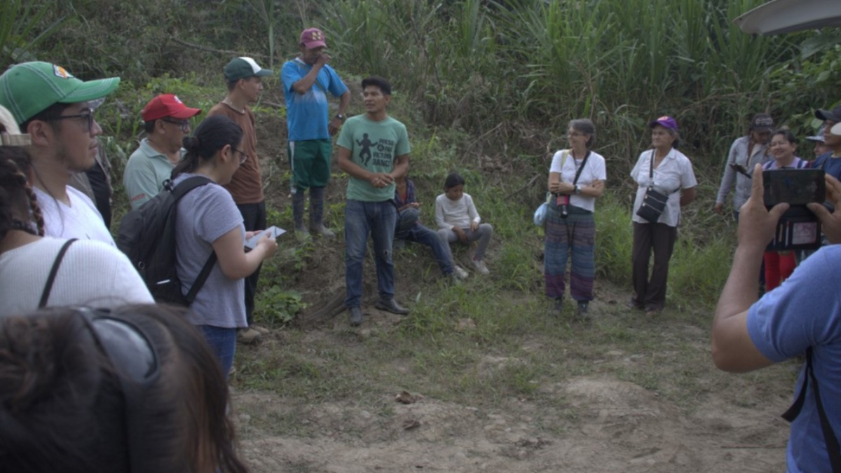 Chao (polera verde) con los visitantes de su comunidad, hoy. Foto: ANF