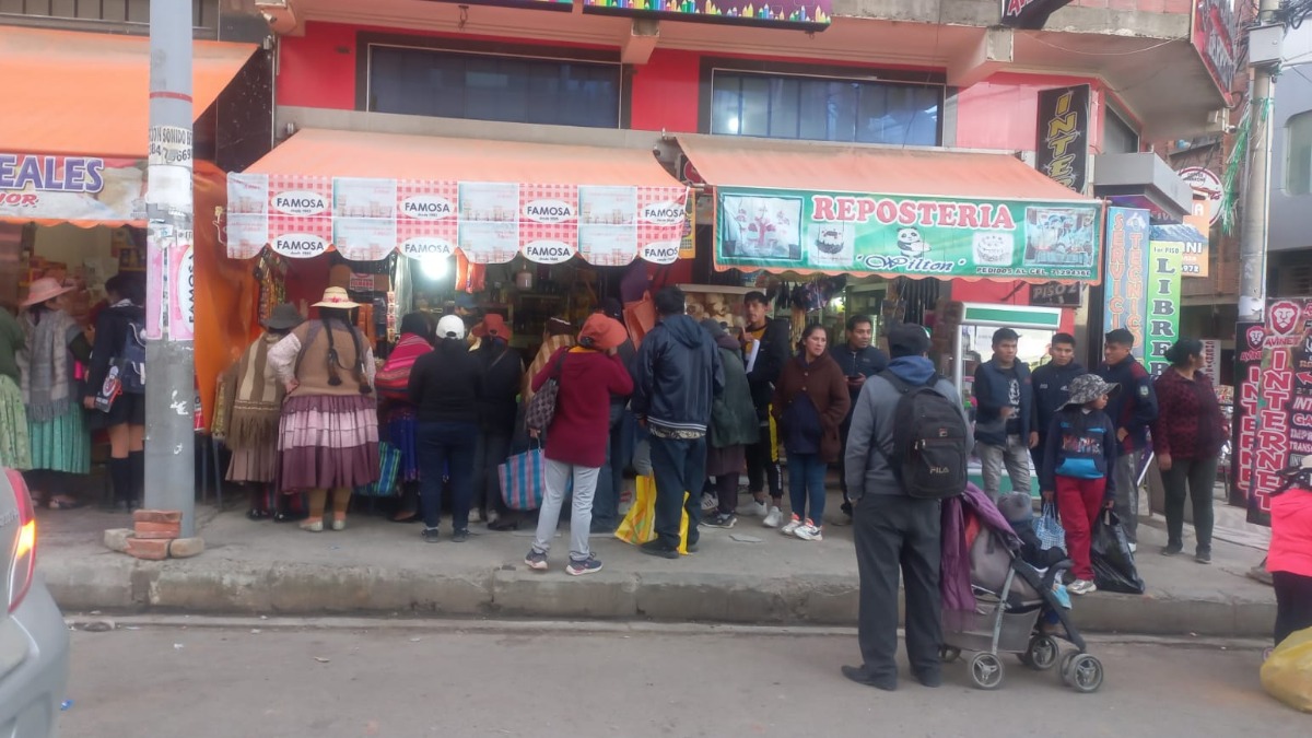 Ciudadanos haciendo fila para abastecerse ante la zozobra generada por al toma militar de la Plaza Murillo. Foto: Cortesía
