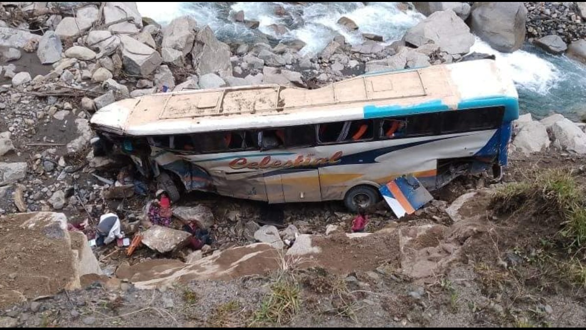 El bus se embarrancó a la altura del sector Carpas, en Charazani. Foto: Radio Apolobamba