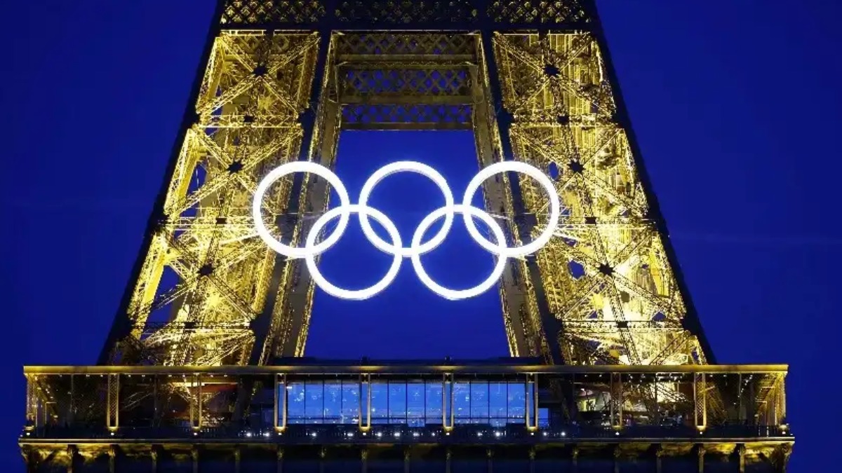 La Torre Eiffel ha presentado los aros olímpicos.