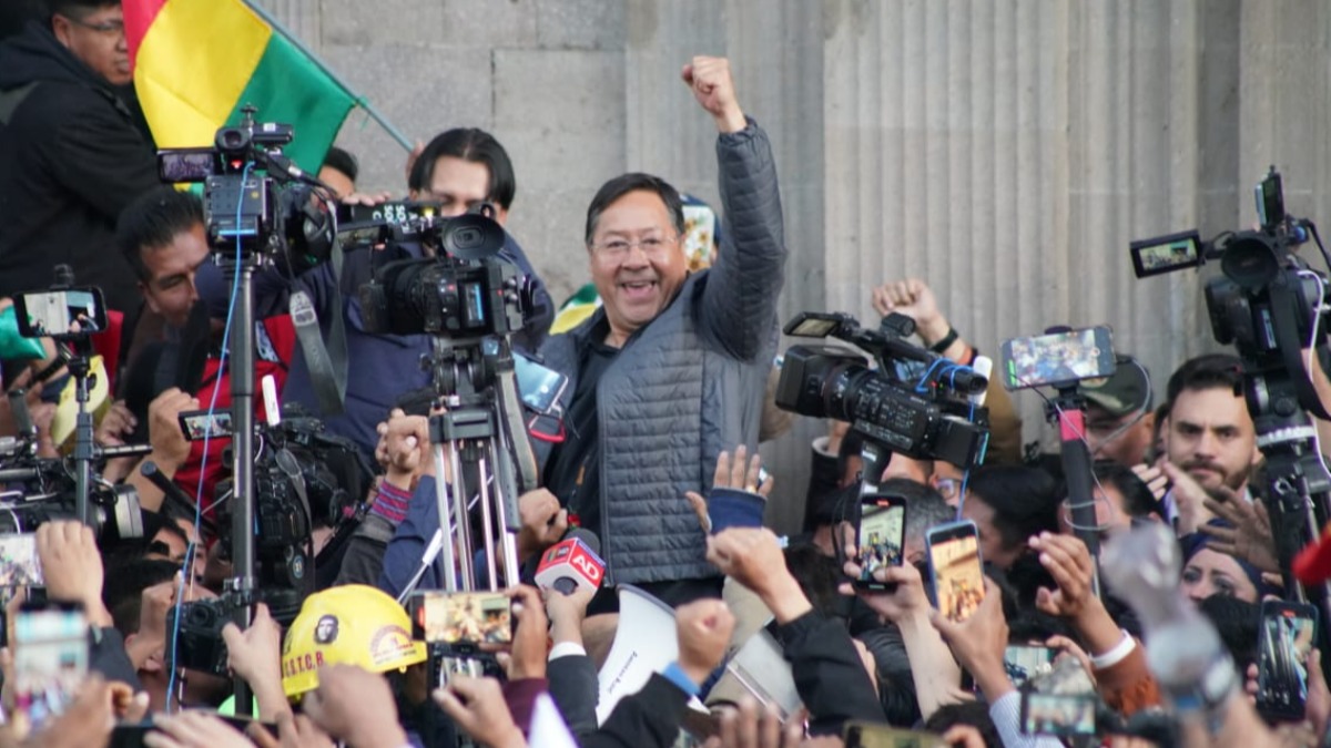 Luis Arce mostrándose triunfalista luego del supuesto intento de golpe de Estado. Foto: ABI