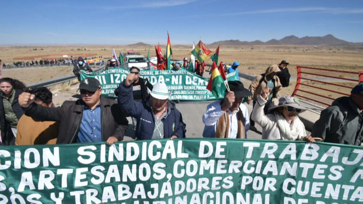 Marcha de gremiales partió desde Patacamaya. Foto: Bolivisión