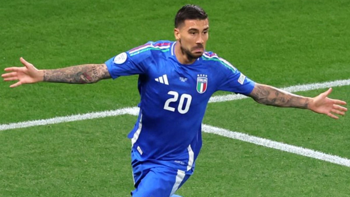 Mattia Zaccagni celebra el empate de Italia sobre Croacia.