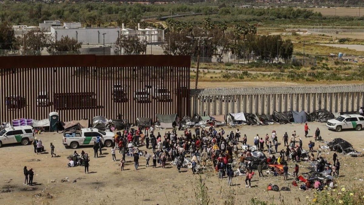 Migrantes en la frontera entre EEUU y México.