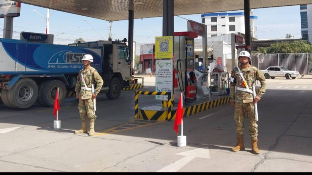 Militares apostados en algunas estaciones de carburantes. Foto: Unitel