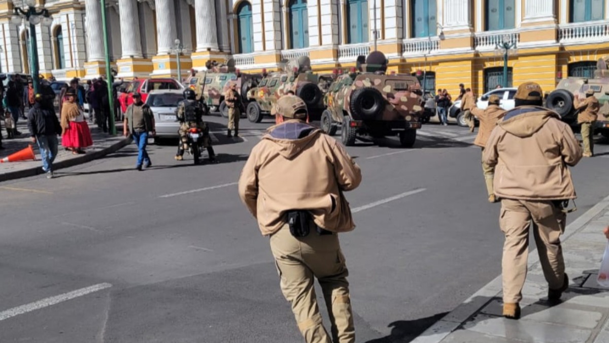 Militares y tanquetas en plaza Murillo. Foto: ANF