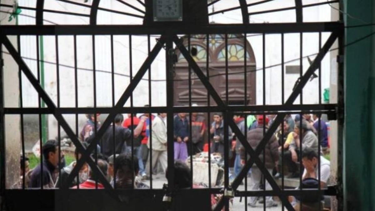 Puerta principal de la cárcel de San Pedro. Foto: FM Bolivia