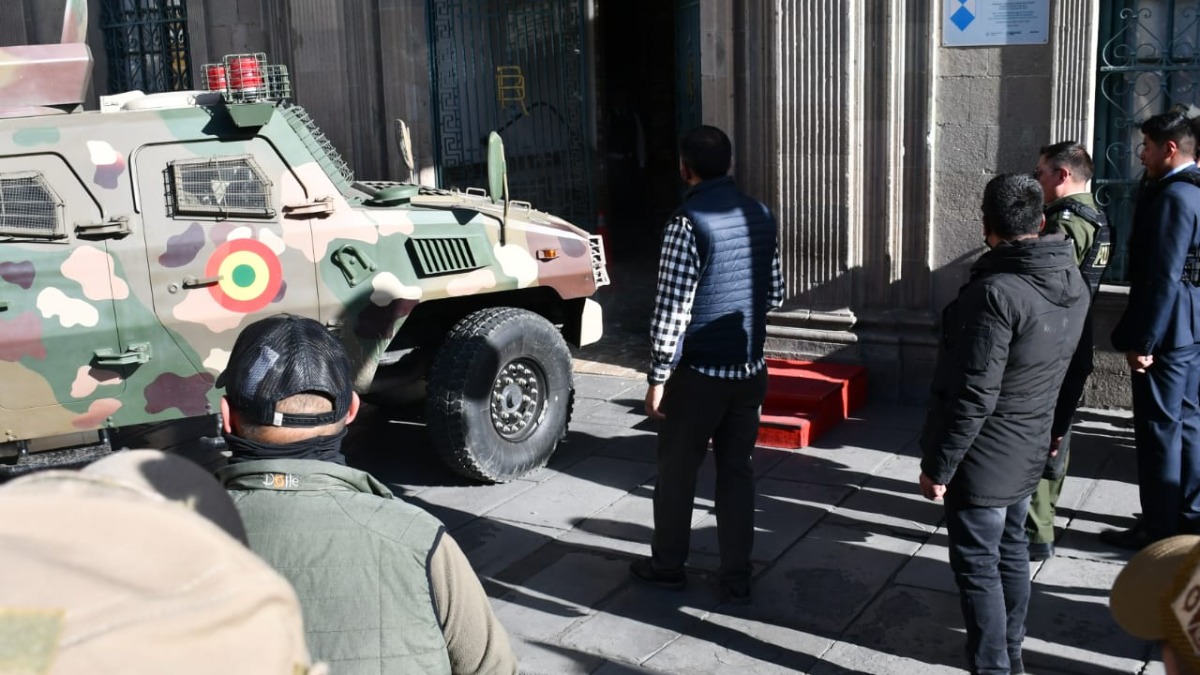 Tanque de la tropa  de militaren plaza Murillo arremete contra la puerta de Palacio de Gobierno.