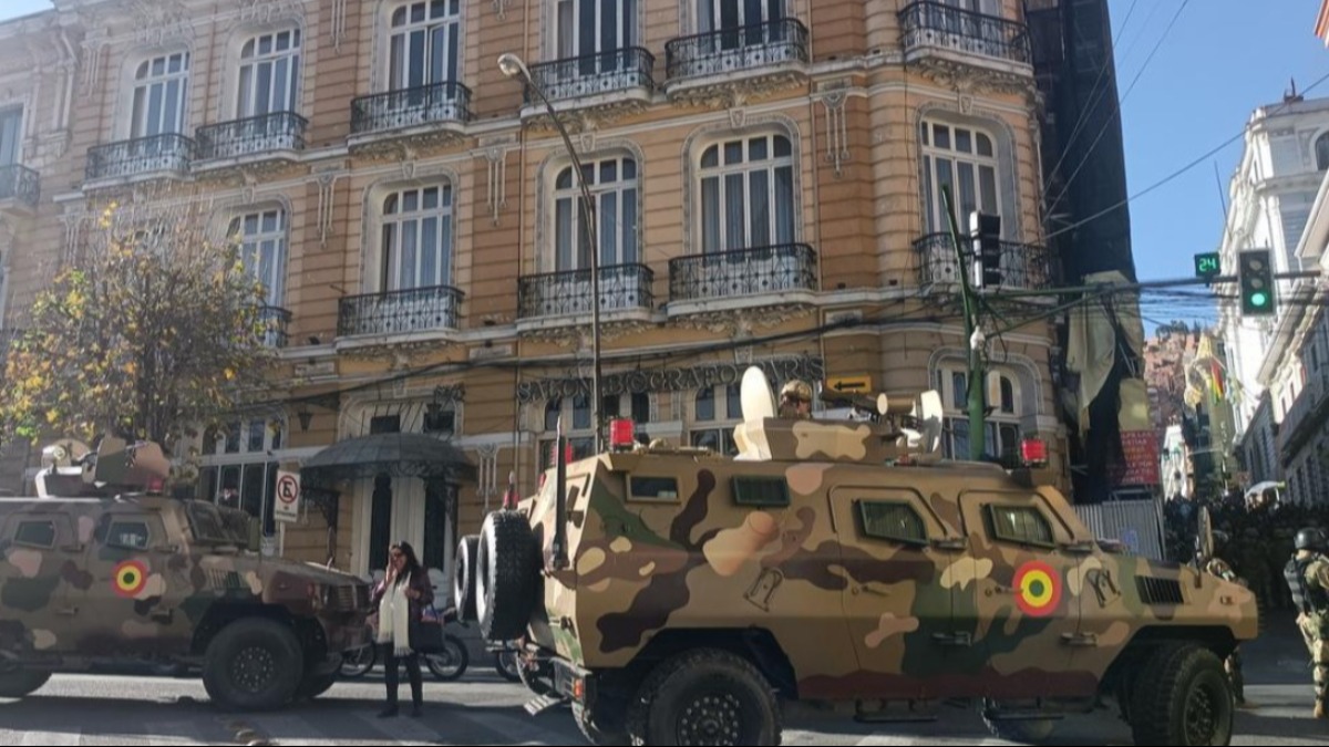Tanquetas y militares tomaron plaza Murillo. Foto: Internet