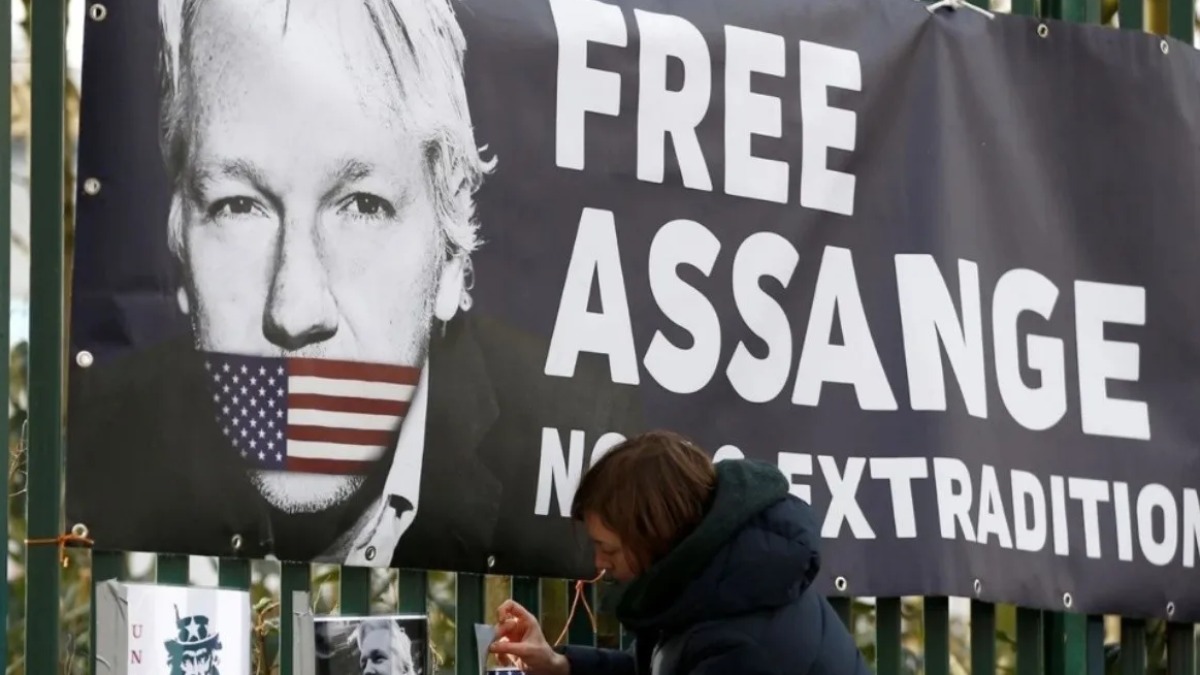 Un cartel en favor de Julian Assange.