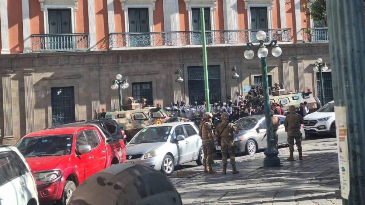 Un contingente militar y tanquetas ingresaron a plaza Murillo. Foto: Internet