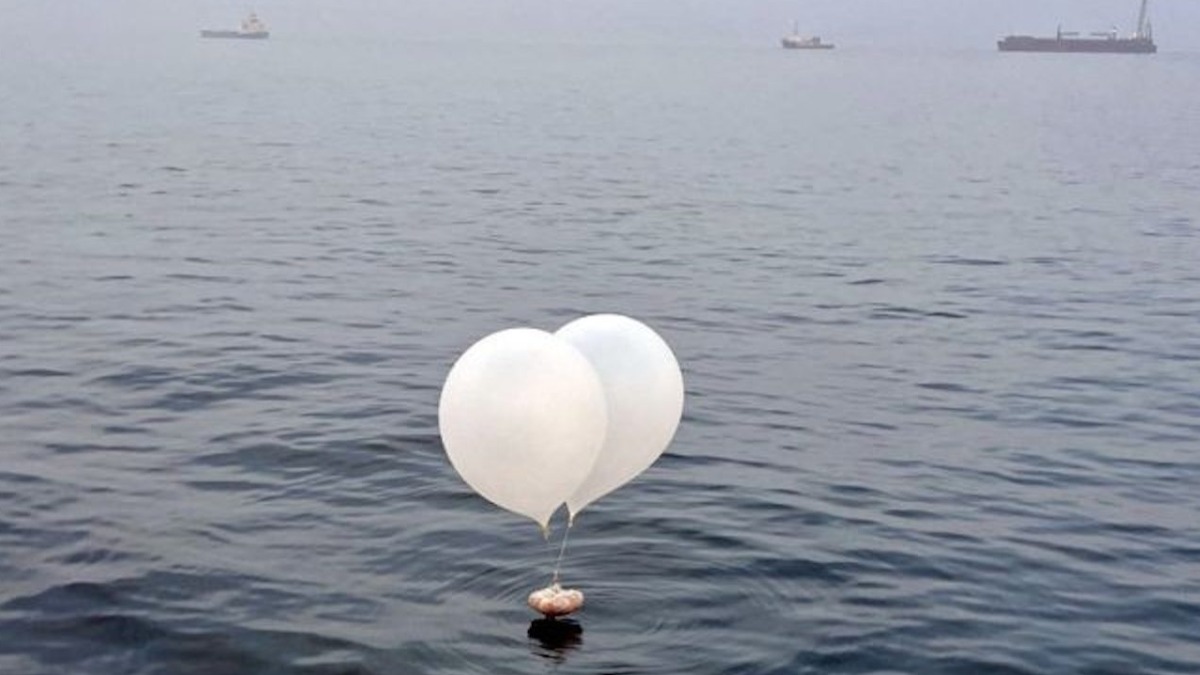 Un globo cargado de basura enviado desde Corea del Norte.   Foto: CNN