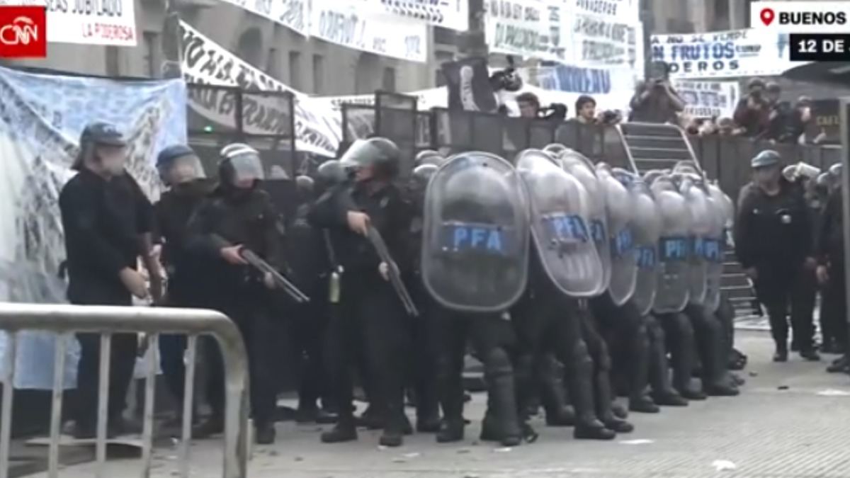 Un grupo de policías argentinos en medio de la protesta en Buenos Aires, Argentina.   Foto: CNN