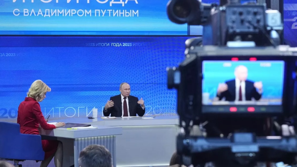 Un medio ruso durante una entrevista a Vladimir Putin.