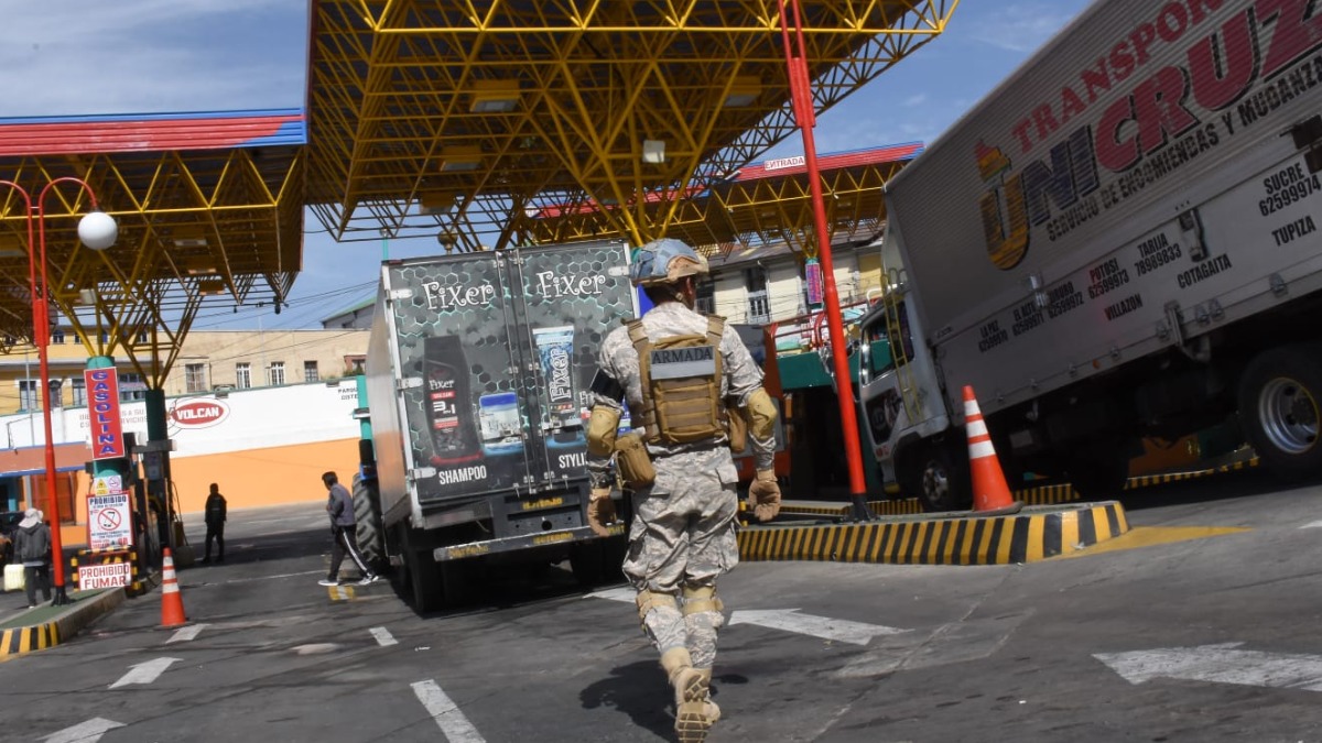 Un militar controlaba el abastecimiento de carburantes en el surtidor Volcán, en La Paz. Foto: ANF