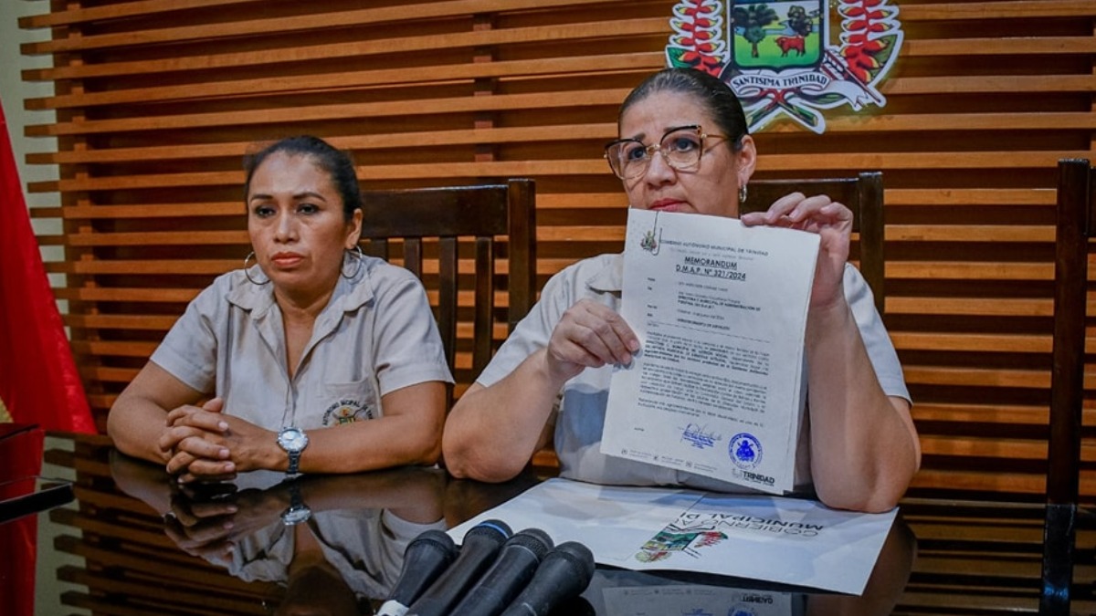 Vacaflores informa sobre la destitución de ambas funcionarias. Foto: GAMT