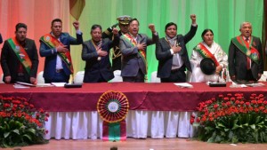 “No dejan armar nuestra tarima”: Gobernador se queja del alcalde en plena sesión de honor por La Paz