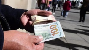 Opositores alertan que el dólar llegó a más de Bs 11 y temen que a fin de año cotice hasta en Bs 15