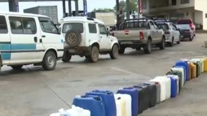 Bolivianos cruzan la frontera y hacen fila en ciudad argentina para comprar combustible a precio internacional