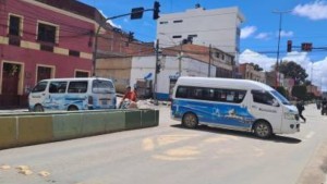 Ciudad de Oruro amanece con bloqueos, choferes del transporte urbano reclaman combustible