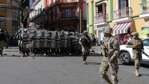 Revocan detención domiciliaria de 10 militares y denuncian que vocal Castro abandonó la audiencia