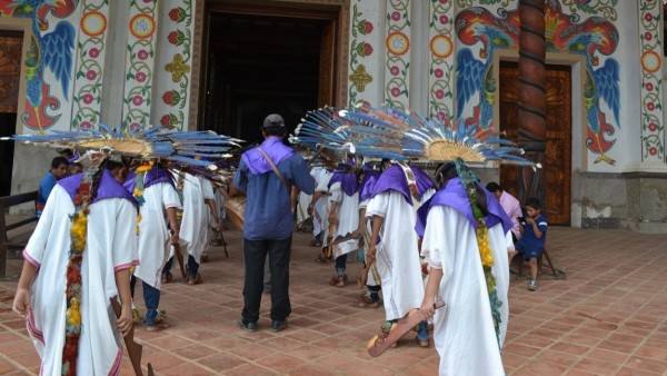 Los macheteros danzan en el atrio de la Iglesia de San Ignacio de Moxos. Foto: Karen Gil.
