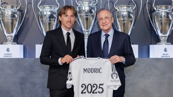 Luka Modric junto al presidente del Real Madrid, Florentino Pérez.