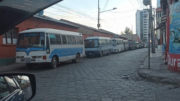 Una fila de vehículos en el surtidor de la avenida Cívica, en Potosi. Foto: ANF