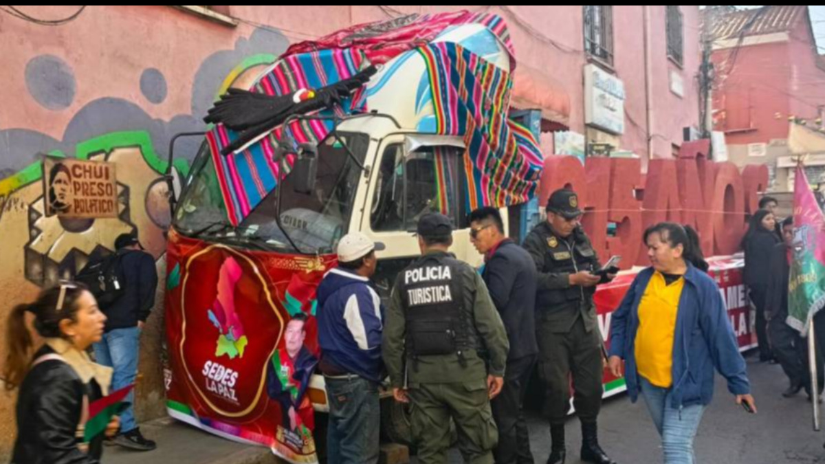 Accidente en el desfle de Teas por la gesta libertaria de La Paz. Foto: Unitel