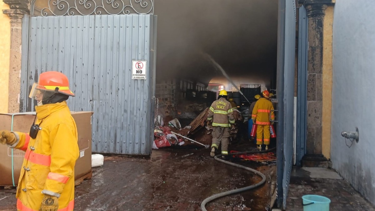 Bomberon en la destilería tras la explosión.