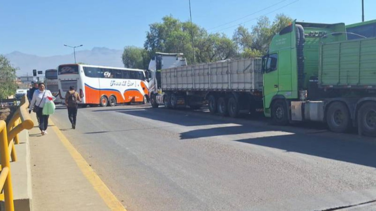 Buses en el puente Killman. Foto: Unitel